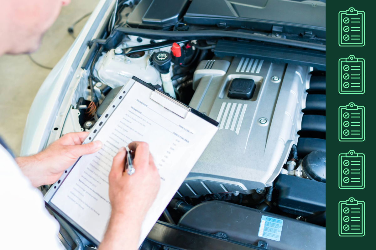 zu sehen: Mitarbeiter der ein Auto mit einer Checkliste überprüft
