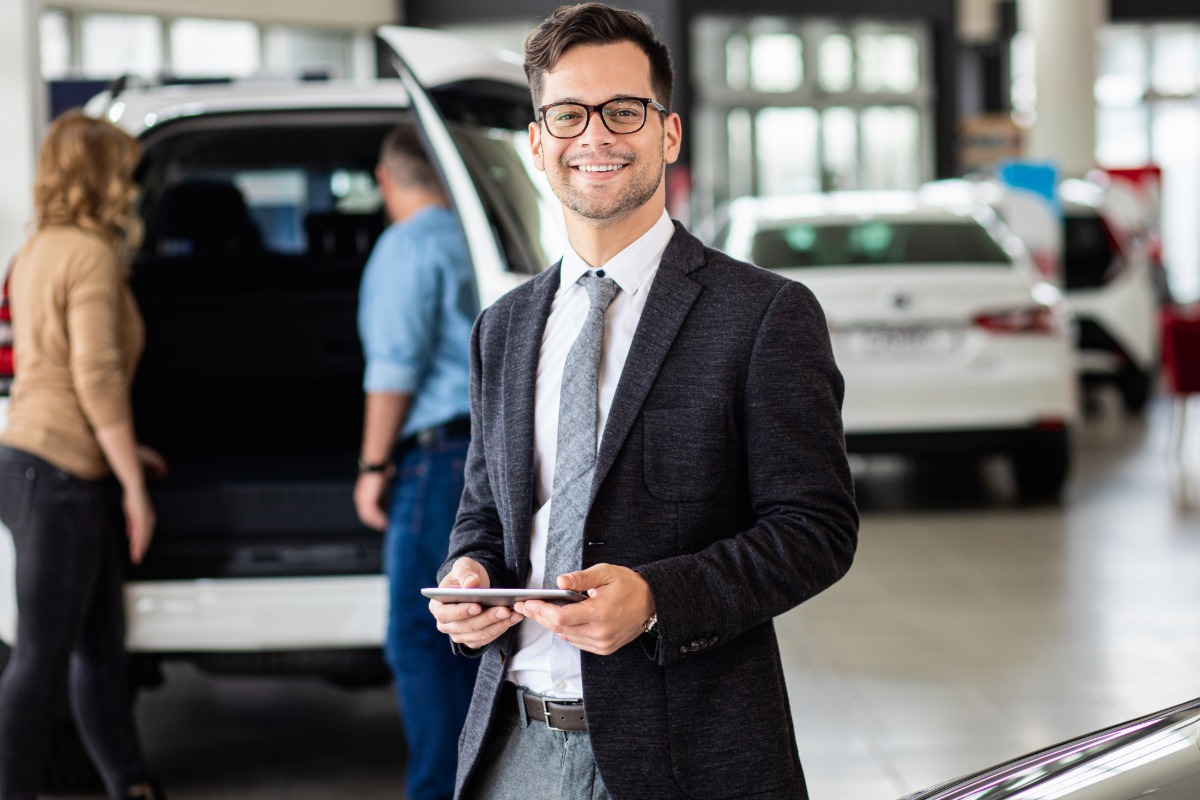 Bild zeigt einen Fahrzeugkoordinator im Autohaus