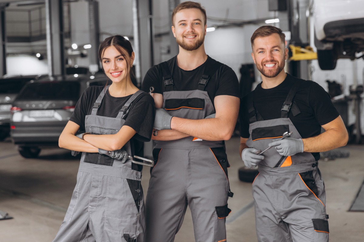 Bild zeigt drei KFZ Mechatroniker